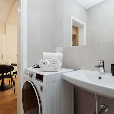 Апартаменты Old Town Velvet Retreat - Style And Comfort
