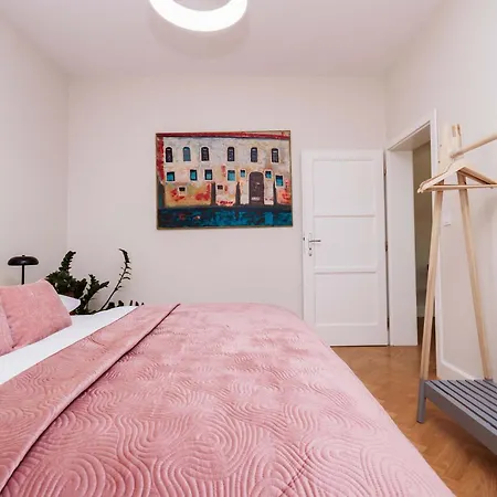 아파트 Old Town Velvet Retreat - Style And Comfort