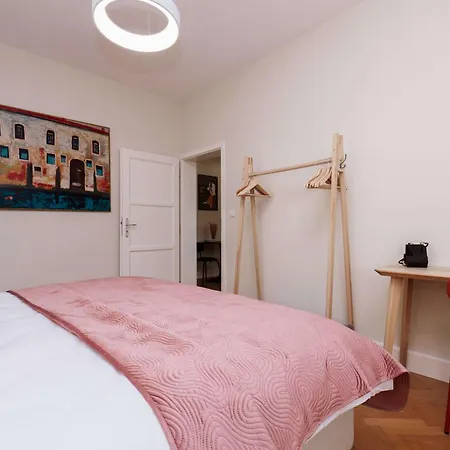 Old Town Velvet Retreat - Style And Comfort Apartmán *