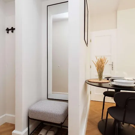 Апартаменти Old Town Velvet Retreat - Style And Comfort Братислава