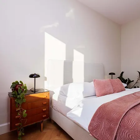 Old Town Velvet Retreat - Style And Comfort *