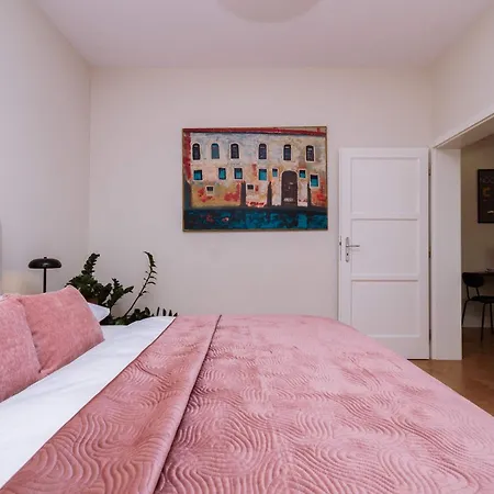 Old Town Velvet Retreat - Style And Comfort 아파트 *