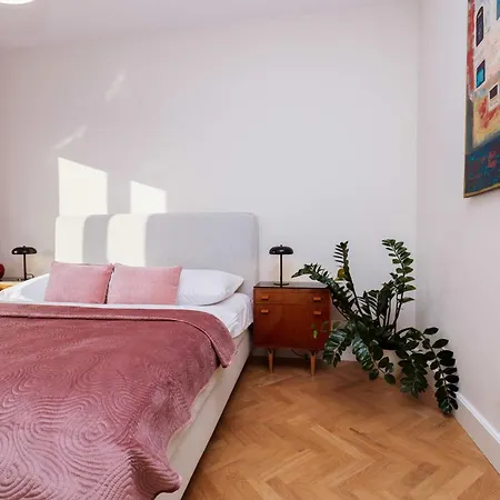 Old Town Velvet Retreat - Style And Comfort * ブラチスラヴァ